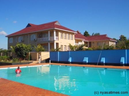 Hapuwani Lodge: This is how it looks when your at the swimming pool....Photo Jeromy Kadewere