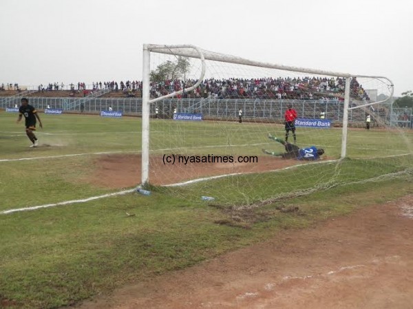 Thupi scores the decisive penalty kick, Pic Alex Mwazalumo