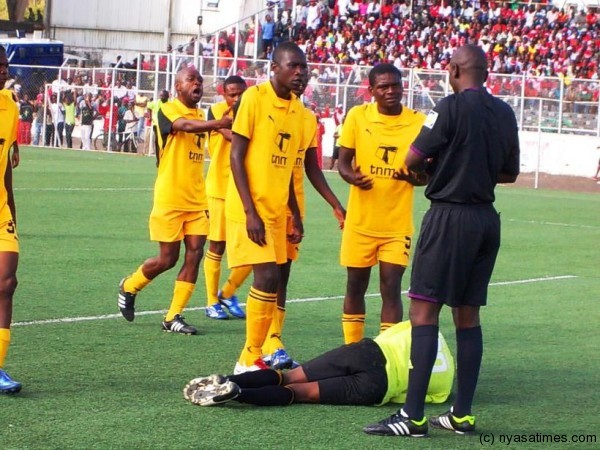 Tigers players complaining to the referee after Heston Munthali colided with their goalkeeper....Photo Jeromy Kadewere