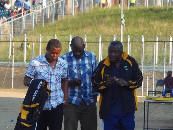 Tigers-technical-team-with-coach-Gerald-Phiri-r-sharing-notes...Photo-Jeromy-Kadewere