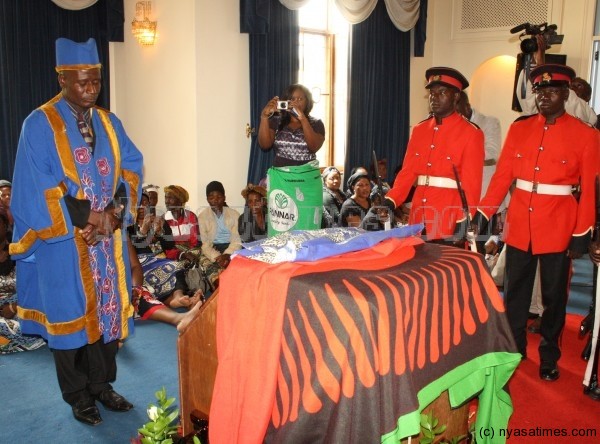 Till we meet again, Senior Chief Tsabango pays last respect to Late Inkosi ya Makosi Mbelwa IV. pic by Felix Washon. MANA.