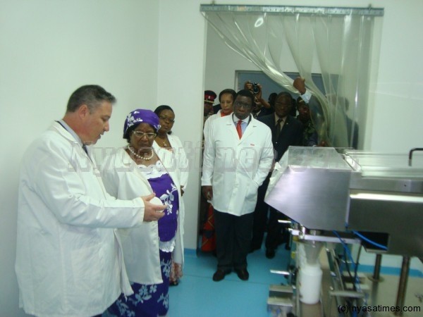 President Banda recently toured SADM Pharmaceuticals factory in Kanengo. Speaking with David Bisnowaty, CEO of the factory