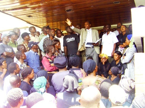 Trying to cool down his fellow workers, a Mr Mwanza, leader of Lilongwe Cityworkers Union, speaking to them - photo LINA
