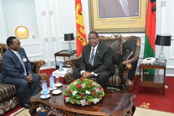 Tsere (L) holding farewell talks to Mutharika