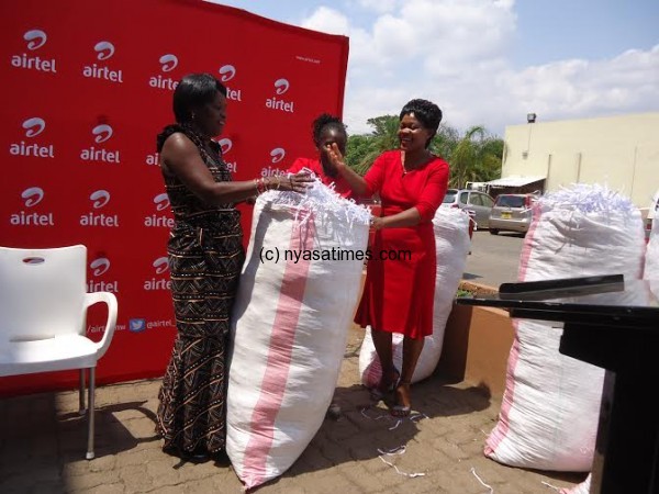 Tsilizani presents waste paper to Dzandi Women Group