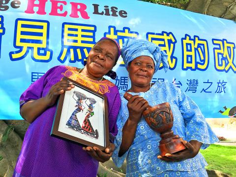 Two Malawian widows assisted by the Bjorgaas Foundation display gifts while visiting Pingtung County yesterday during a special trip to Taiwan to give thanks for the support they have received.