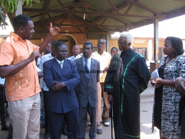 UNHCR Representative tooking with authorities in the district