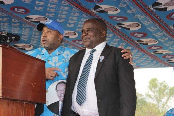 Veep Saulos Chilima introduces Dpp Parliamentarian aspirant for Mnchinji west Stephano Kamwani at thr rally-pic by Lisa Vintulla