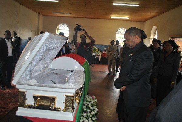 Vice President Dr Saulos Chilima paying his last respects to the late Rose Chibambo-Pix By Joel Chirwa (Mana)