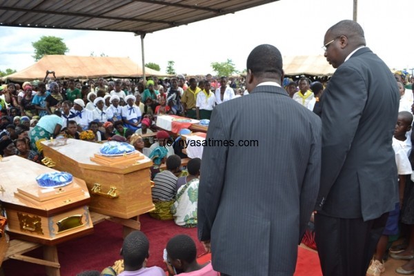 Vice President Khumbo Kachali paying last respect to the victims of the Lightening. pic by Felix Washon. MANA.