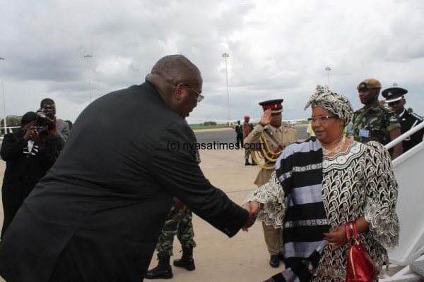Vice President Khumbo Kachali welcomes President Joyce Banda from Nigeria-pic by Lisa Vintulla