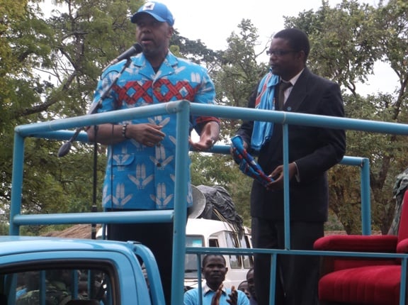 Vice President Saulos Chilima (left) officially welcoming former MCP councilor for Ngala Ward, Misheck Khomba to the DPP. Picture by Pauline Kaude, MANA