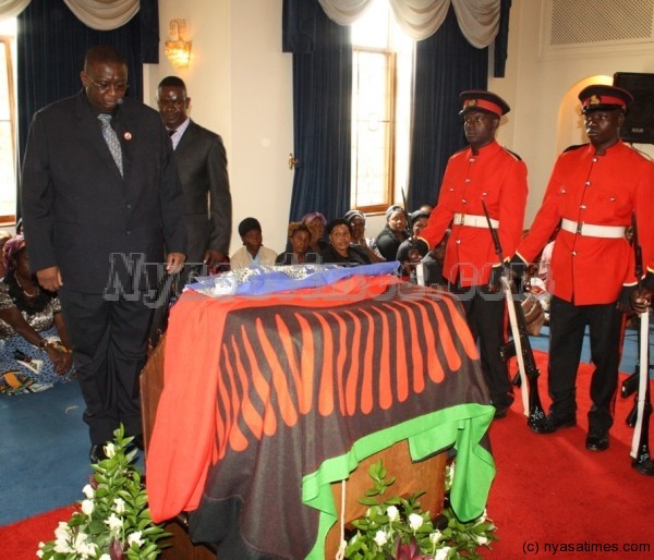 Vice president Khumbo Kachali pays last respect to late Inkosi ya makosi Mbelwa IV as he leads the viewing ceremony at Mtunthama State Lodge. pic by Felix Washon, MANA.