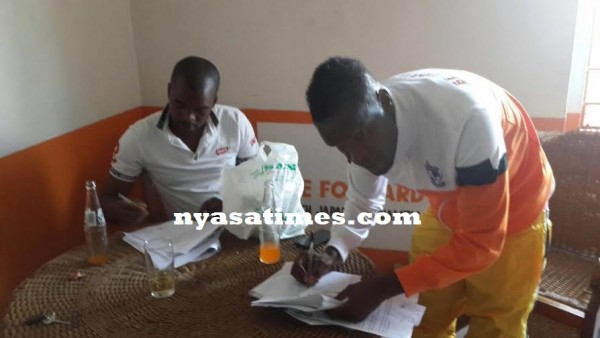 Wadabwa siging the dotted lines for Nomads