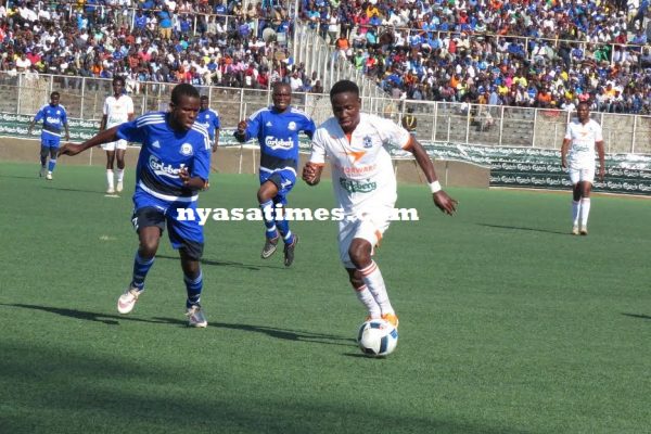 Wanderers and Mangochi Police match, Mike Kaziputa on the ball...Photo Jeromy Kadewere.