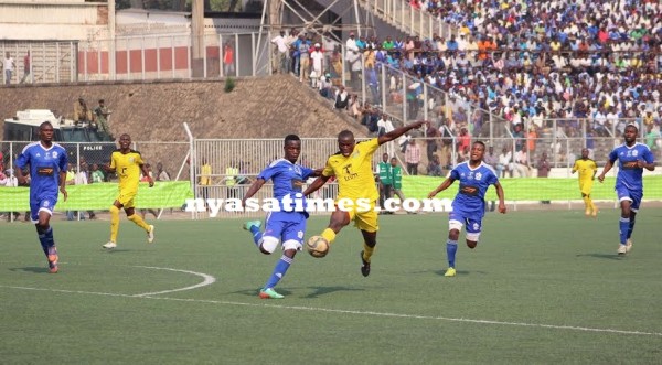 Wongani Kaipa and Manase Chiyesa tussle for the ball...Photo Jeromy Kadewere