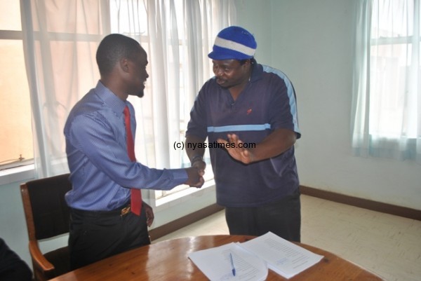 Yona Malunga assuaring Gome Zakazaka of no violence at Kamuzu Stadium....Photo Jeromy Kadewere