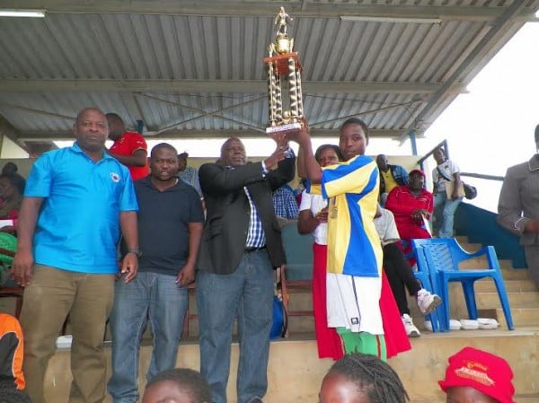 Youth & Sports PS Justin Saidi presents trophy to BT Zero capt, Pic Leonard Sharra.