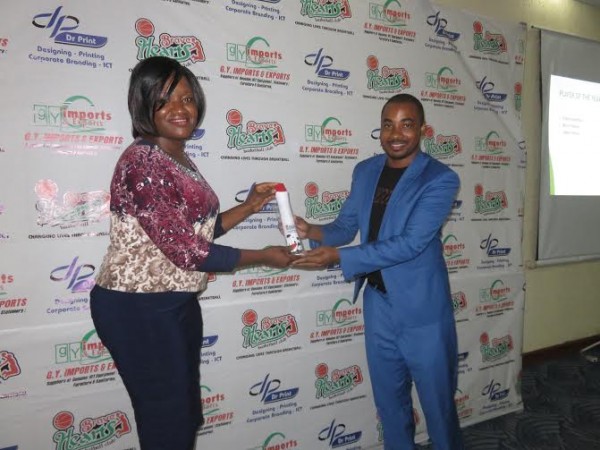 Yowoyani Kalua receives biggest fan award from Hussein