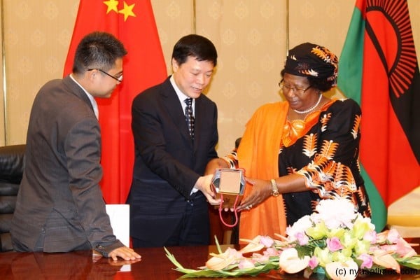 ZXYong Investment Director General Li Haizhong and President Banda excchange gifts in Beijing during a courtesy call on President Banda on Monday