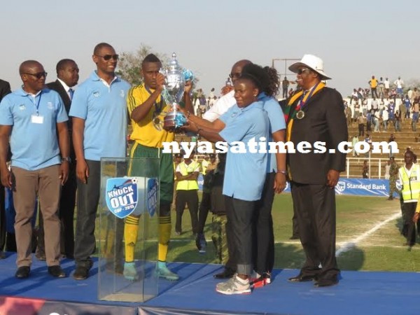 Zoya receives the trophy from Sports Minister Grace Chiumia, Pic Alex Mwazalumo