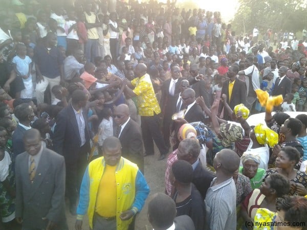 Atupele meets the people in Mwanza
