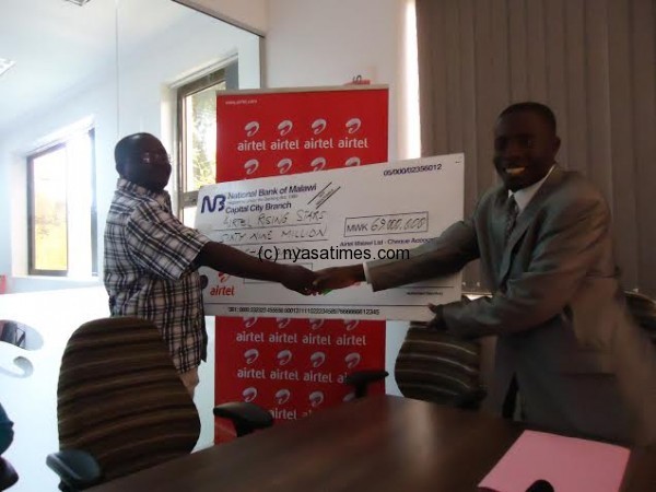 Here you are: Airtel presents the cheque