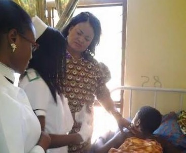 Kaliati visiting Linda at Mchinji dist hospital pics; By Sarah Munthali MANA
