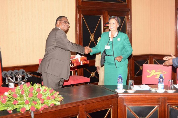 Mutharika welcoming Macra official
