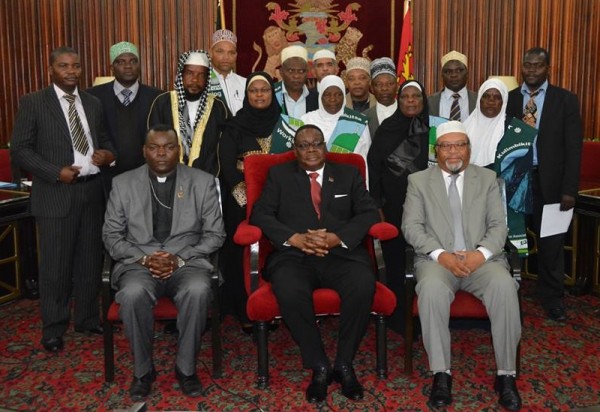 President Mutharika poses with members of the Quadria Muslim Association of Malawi (QMAM)