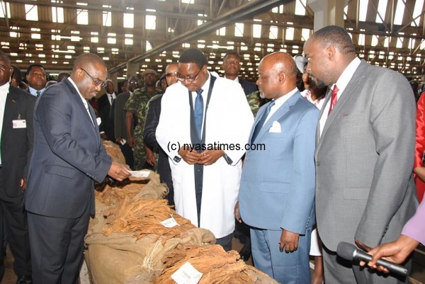 Mutharika inspecting the tobacco leaf