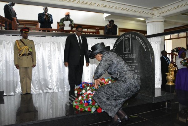 President Mutharika and his wife paying tribute to Bingu