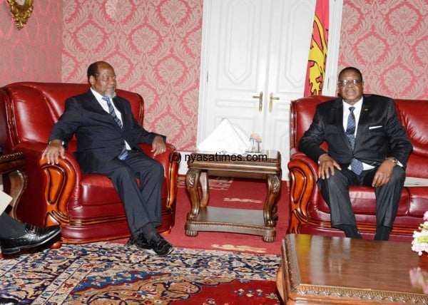 President Mutharika and Chissano during a meeting