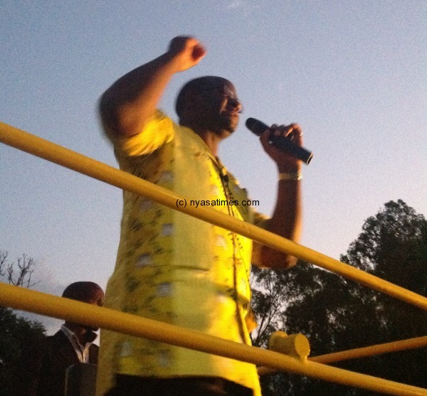 Atupele addressing a rally ar Katuli