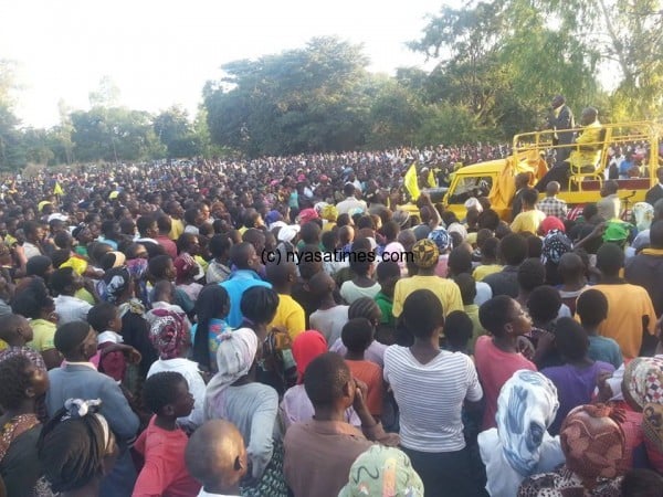 Crowds listening ti Atupele in Balaka