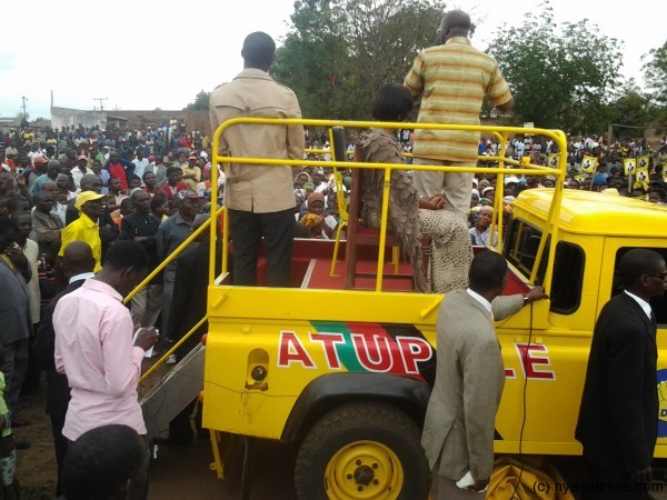 Atupele addressing supporters at Marka in Nsanje amidst chants of ' timbafuna ife ngweneyu'