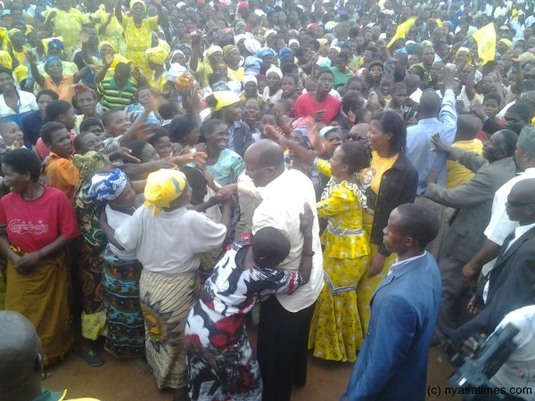 Atupele rocks Phalombe: Dancing with supporters