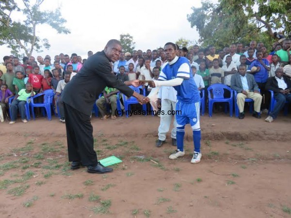 Kawinga presents cash prize to Chiwowa captain Nafitale Kalambalala