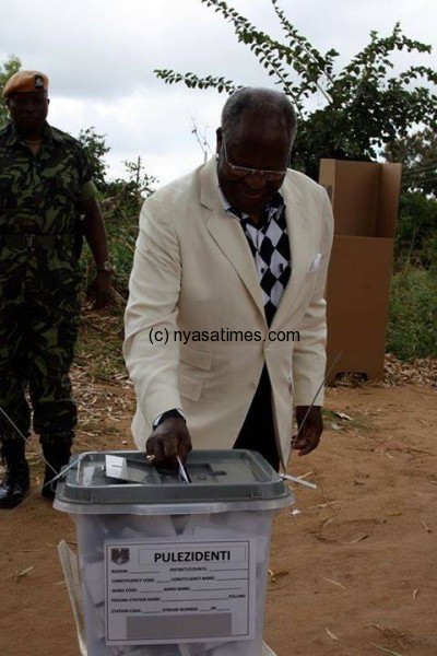 Former president Bakili Muluzi, father to Atupele, casting his vote