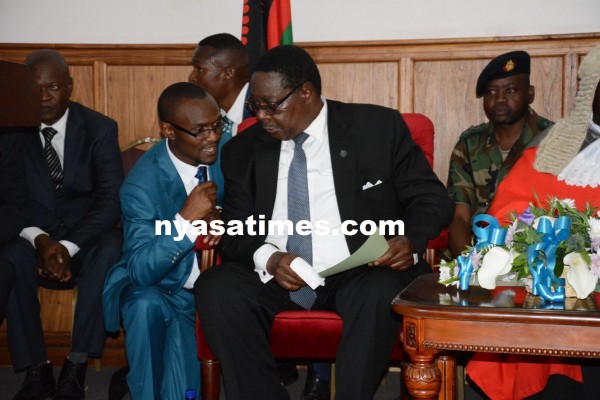Special Aide Ben Phri speaking to President Mutharika; I will be back