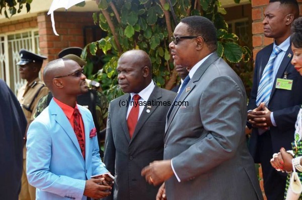 Ben Phiri (left) speaking to President Mutharika 