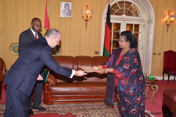 Brazilian diplomat presents his letters to Pres. Banda