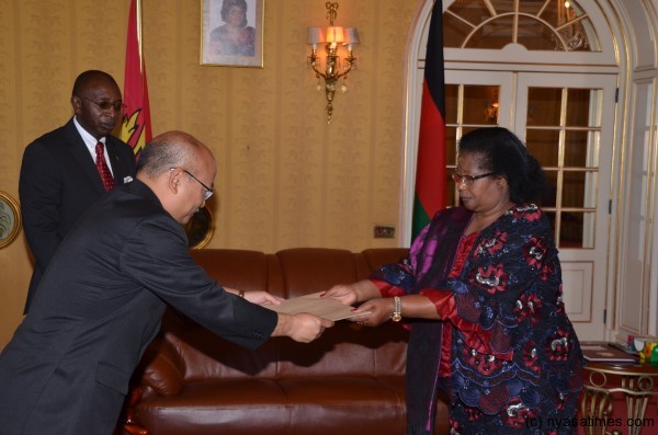 Indian envoy presents his letter to Pres.Banda