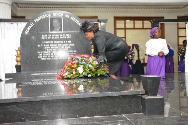 Mutharika's widow Callista laying her memorial wreath