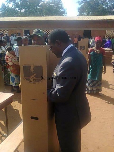 Chakwera in voting booth