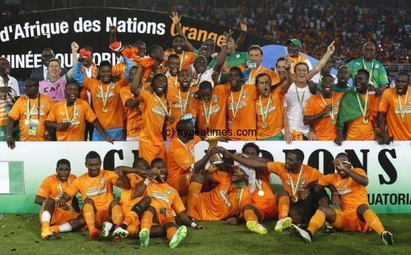 Ivory Coast's players celebrate with the trophy after winning the African Nations Cup final soccer match against Ghana in Bata, February 8, 2015.  REUTERS/Amr Abdallah Dalsh