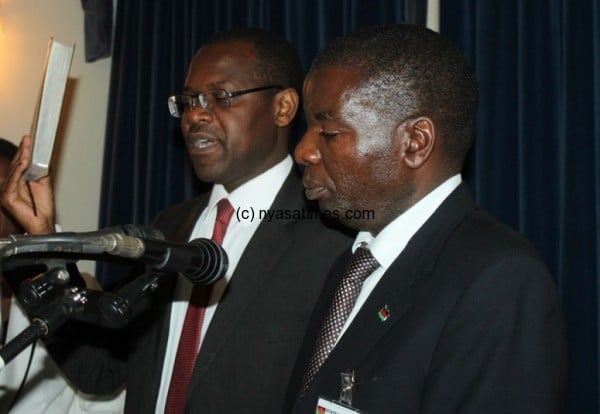 New Justice Minister Samuel Tembenu takes oath-pic by Lisa Vintulla.