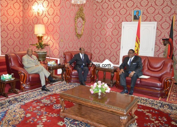 President Mutharika telling Chissano and Mogae that Lake Malawi not even an inc belongs to Tanzania