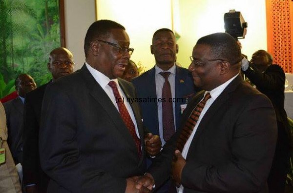 President Mutharika having achat with Malawi News journalist Innocent Chitosi