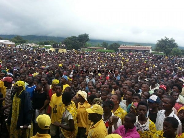 Crowds at Songani listening to Atupele